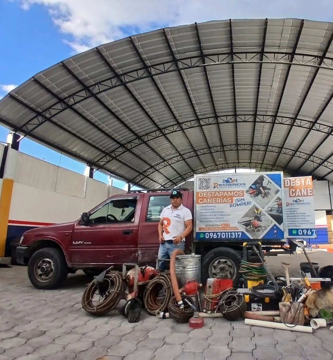 Equipo de R.A Multiservicios ofreciendo servicios de plomería y destape de tuberías en la Sierra Ecuatoriana