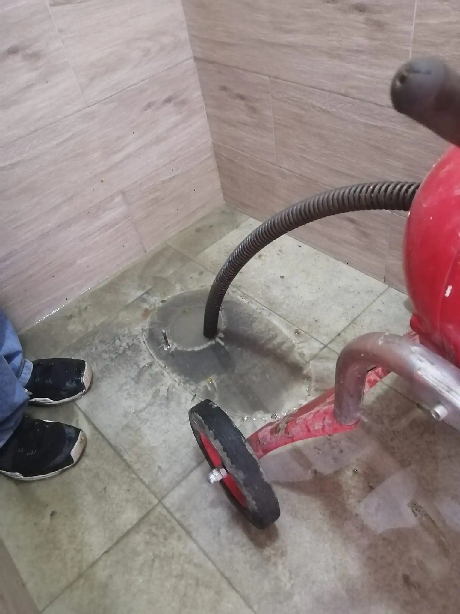 Técnico trabajando en tuberías