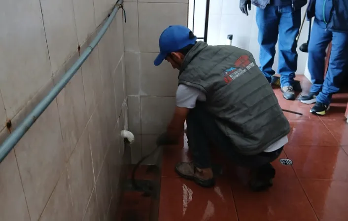 Servicio profesional de plomería y destape de tuberías