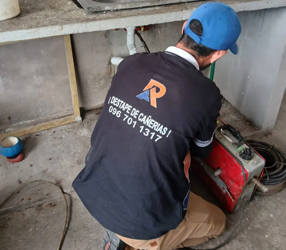 Técnico realizando destape de tuberías en Riobamba