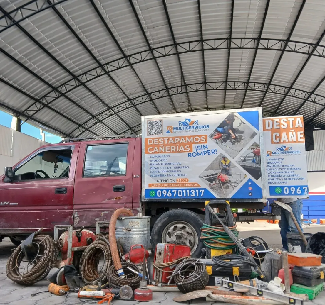 Equipo de R.A Multiservicios realizando mantenimiento