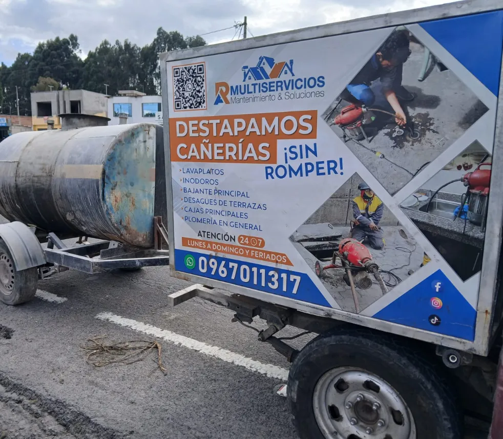 Equipo de R.A Multiservicios realizando mantenimiento y plomería en Riobamba